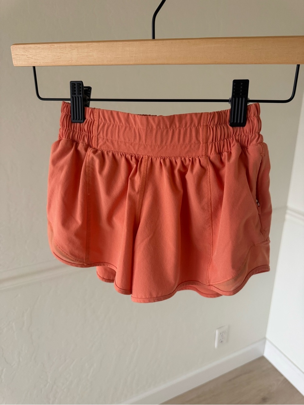 GUC- lululemon low rise hotty hot short 2.5 in Sz 0 orange